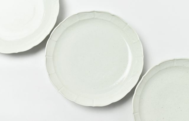 阿部春弥 稜花7.5寸皿（白磁） ｜ 暮らしのうつわ花田 和食器 通販
