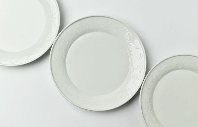 阿部春弥・みか 白磁陽刻唐草文8寸皿 ｜ 暮らしのうつわ花田 和食器 通販