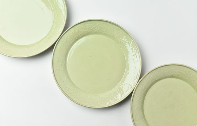 阿部春弥・みか もえぎ陽刻唐草文8寸皿 ｜ 暮らしのうつわ花田 和食器 通販