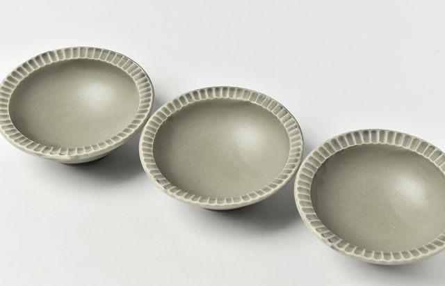 阿部春弥 グレー縁しのぎ3.5寸鉢【H】 ｜ 暮らしのうつわ花田 和食器 通販