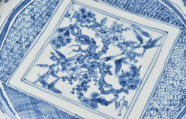 西納三枝 染付祥瑞手色紙松竹梅8寸皿 ｜ 暮らしのうつわ花田 和食器 通販