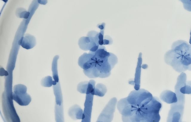 西納三枝 1 染付槍梅文尺皿 ｜ 暮らしのうつわ花田 和食器 通販