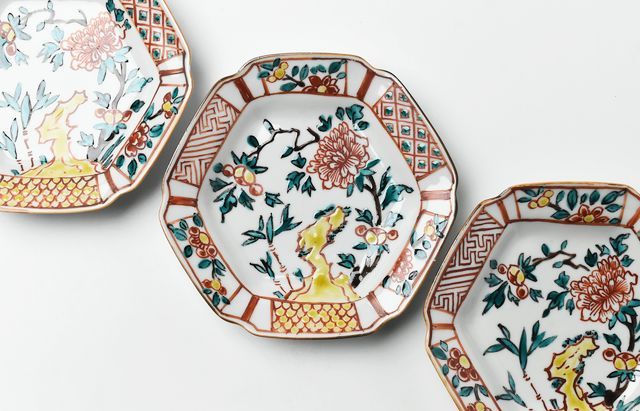 角皿　野の花　辻修作品 花づくし」の絵付け、一年中の野の花を器の中に詰め込んで描き上げて