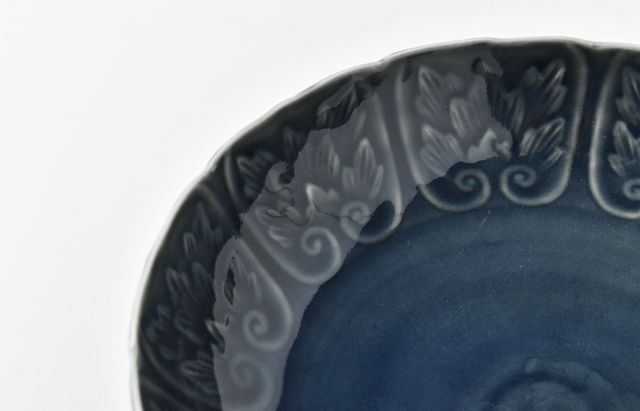 宮岡麻衣子 瑠璃輪花陽刻牡丹文7寸鉢 ｜ 暮らしのうつわ花田 和食器 通販