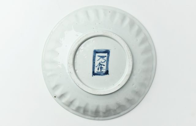 中尾万作 105 白磁しのぎ龍文大皿 ｜ 暮らしのうつわ花田 和食器 通販