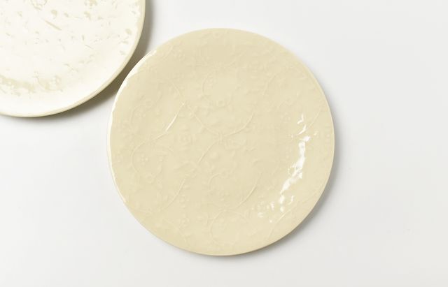 稲村真耶 生成陰刻更紗唐草7寸皿 ｜ 暮らしのうつわ花田 和食器 通販