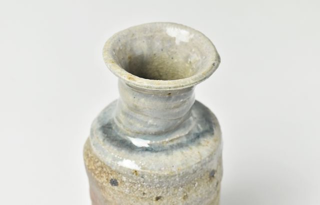 余宮隆 159A 自然灰釉キヌタ型花入れ（小） ｜ 暮らしのうつわ花田 和