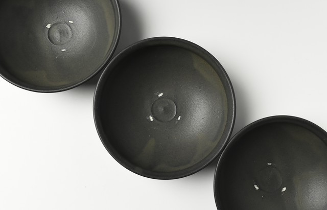 荒楽窯 荒賀文成 黒釉5寸、6寸　鉢　馬たらい皿　2枚　新品 黒釉馬たらい皿（5寸）｜荒賀文成｜荒楽窯｜紡ぎ舎（つむぎや）