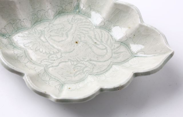 松浦コータロー 20 青瓷彫花ヴェロキラプトル菱形稜花向付 ｜ 暮らしの