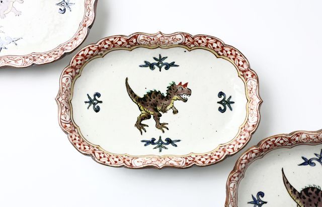 松浦コータロー　色絵　桃鹿文　木瓜皿 松浦コータロー 32 色絵カルノタウルス楕円輪花皿 ｜ 暮らしのうつわ