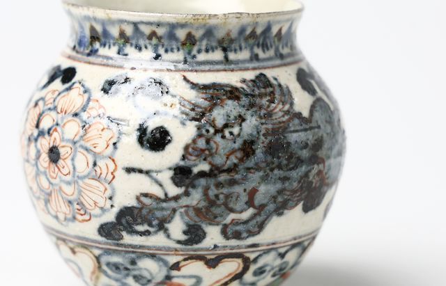 【新品】松浦コータロー　小鉢　獅子　牡丹 松浦コータロー 53 安南銀彩唐花獅子文小壺（内青磁釉） ｜ 暮らしの