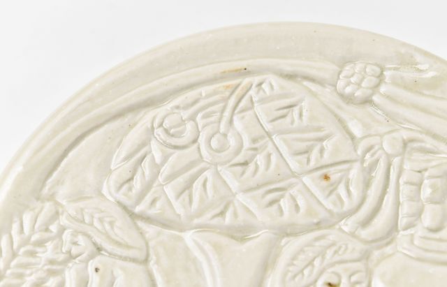 松本郁美 35E 灰釉彫文陶箱（オリエンタル文） ｜ 暮らしのうつわ花田