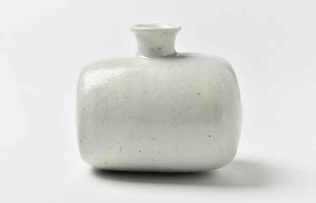 日高伸治 32 白磁俵形花入 小 ｜ 暮らしのうつわ花田 和食器 通販