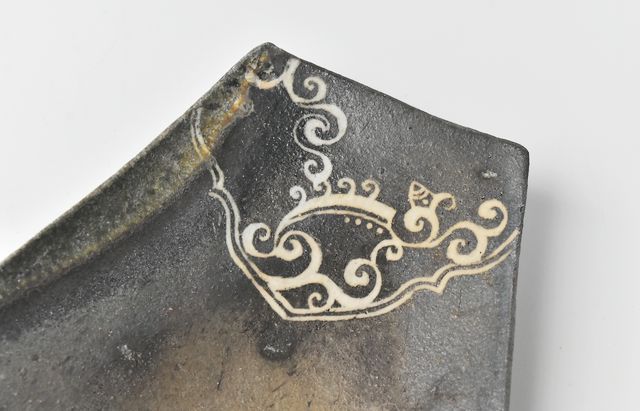 土本訓寛・久美子 34 焼締象嵌蓮弁皿（大） ｜ 暮らしのうつわ花田 和