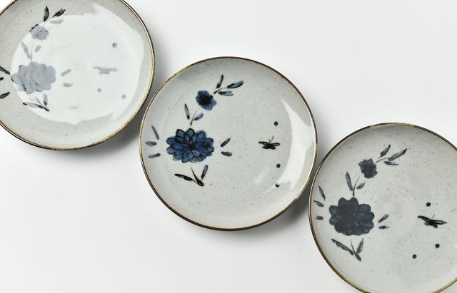 小林巧征 4寸皿（土）安南菊蝶文 ｜ 暮らしのうつわ花田 和食器 通販