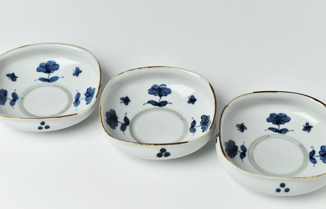 小林巧征 4寸四方反り鉢染付花蝶文 ｜ 暮らしのうつわ花田 和食器 通販