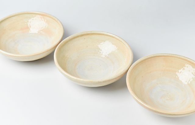 手作り陶器鉢「貫入白釉・丸縁仕上げ」