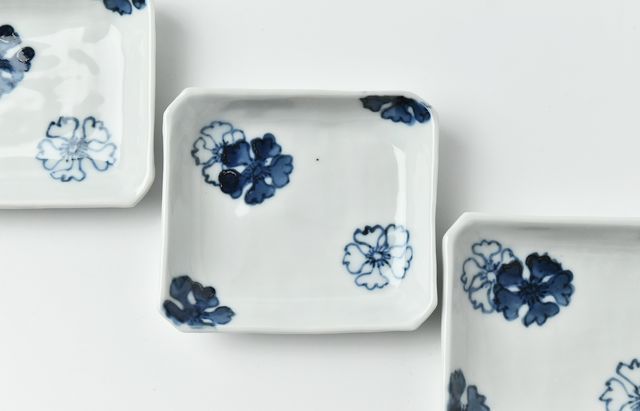 青白い六角形筆立 陶器製 花柄　筆立て　染付 正木春蔵 染附桜散らし文隅入角豆皿 ｜ 暮らしのうつわ花田 和食器 通販