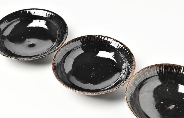古賀雄二郎 縁鎬5寸反り浅鉢 黒釉【H】 ｜ 暮らしのうつわ花田 和食器 通販