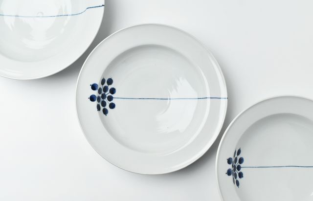 徳永遊心 染付茨の実8寸深皿 ｜ 暮らしのうつわ花田 和食器 通販