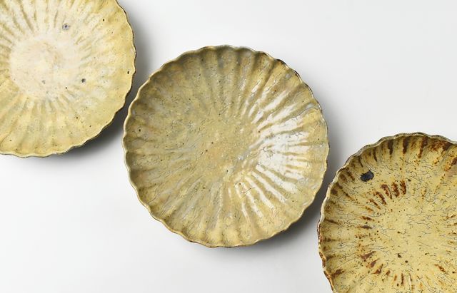 工藤和彦 190 黄粉引輪花7寸皿 ｜ 暮らしのうつわ花田 和食器 通販