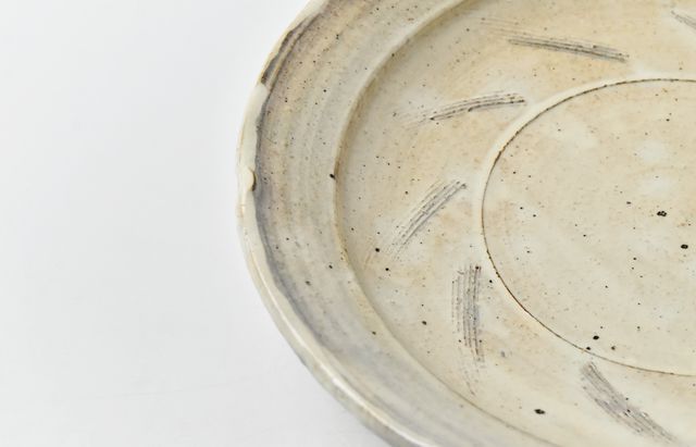 雪ノ浦裕一 49A 粉引輪花櫛目大皿 ｜ 暮らしのうつわ花田 和食器 通販