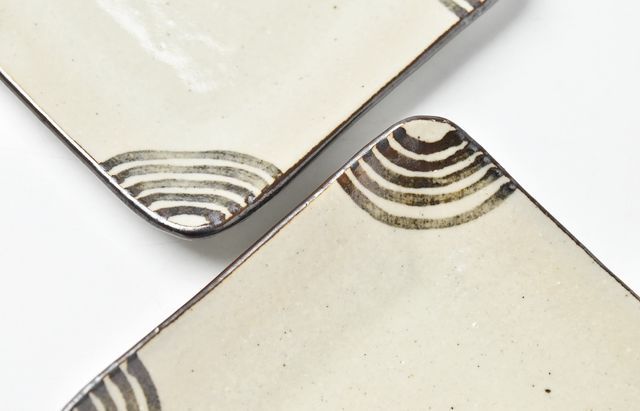 杉本寿樹 16 長石釉鉄絵角皿4寸 ｜ 暮らしのうつわ花田 和食器 通販