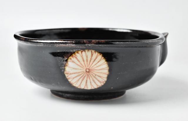 杉本寿樹 瀬戸鉄釉菊花文片口（6寸） ｜ 暮らしのうつわ花田 和