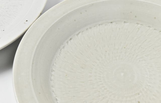 陶房独歩炎 22 古白磁トビカンナ8寸皿 ｜ 暮らしのうつわ花田 和食器 通販