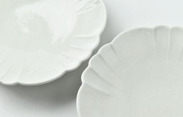 阿部春弥・みか 白磁花形4.5寸皿 ｜ 暮らしのうつわ花田 和食器 通販