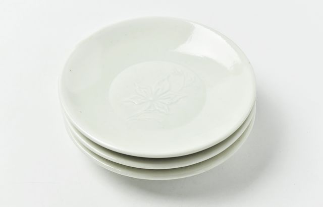 阿部春弥 白磁陽刻楓文小皿 ｜ 暮らしのうつわ花田 和食器 通販