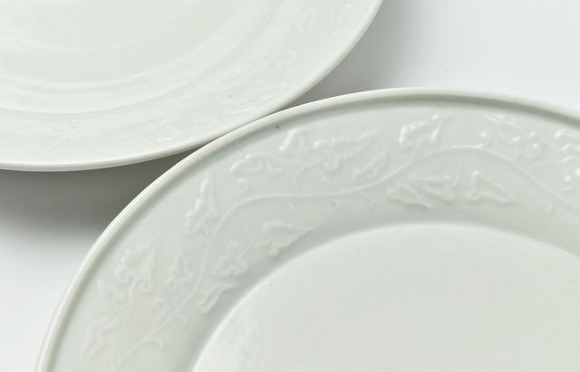 阿部春弥・みか 白磁陽刻唐草文8寸皿 ｜ 暮らしのうつわ花田 和食器 通販