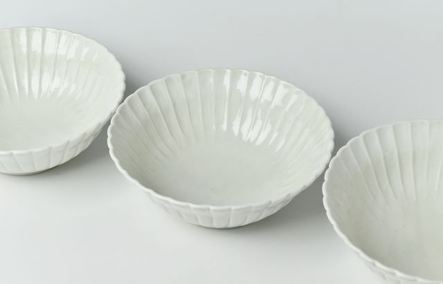 阿部春弥・みか 白磁輪花中鉢 ｜ 暮らしのうつわ花田 和食器 通販