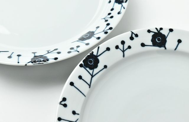 日下華子 黒呉須花文7.5寸皿 ｜ 暮らしのうつわ花田 和食器 通販