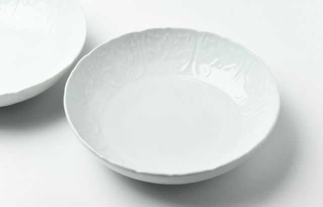 宮岡麻衣子 白磁輪花陽刻牡丹文7寸鉢 ｜ 暮らしのうつわ花田 和食器 通販