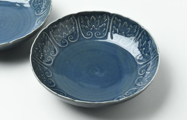 宮岡麻衣子 瑠璃輪花陽刻牡丹文7寸鉢 ｜ 暮らしのうつわ花田 和食器 通販