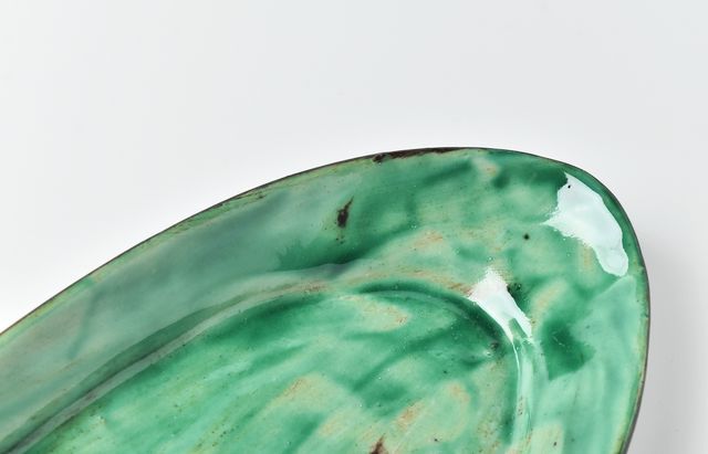 大特価！和か洋か修復痕あり存在感抜群のスペシャル陶器オブジェ緑色の巻き貝型ボウル 九谷焼五彩を受け継ぐ 真生窯 || THE COVER NIPPON