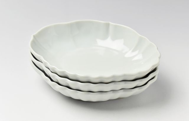 稲村真耶　乳白釉輪花楕円浅鉢 稲村真耶 乳白釉輪花楕円浅鉢 稲村真耶 白磁輪花楕円小皿 ｜ 暮らしの