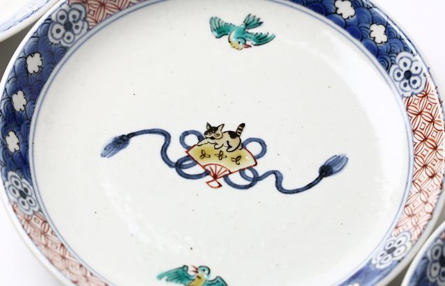 松浦コータロー　器　ねこ 松浦コータロー 24 色絵扇猫文6.5寸皿 ｜ 暮らしのうつわ花田 和食器 通販