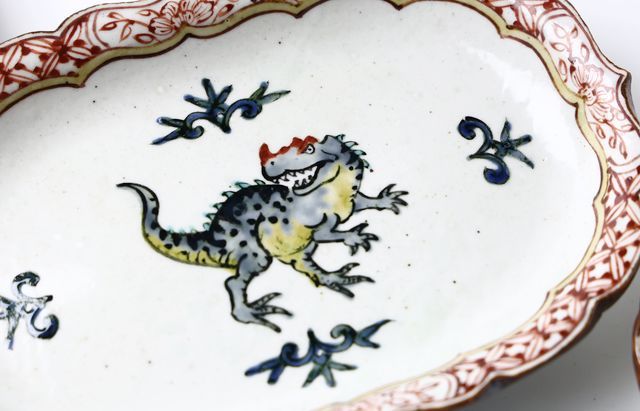 松浦コータロー 31 色絵ケラトサウルス楕円輪花皿 ｜ 暮らしのうつわ