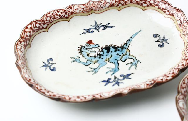 松浦コータロー 33 色絵クリオロフォサウルス楕円輪花皿 ｜ 暮らしの