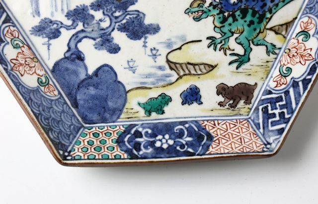 松浦コータロー 22 色絵祥瑞恐竜文六角皿 ｜ 暮らしのうつわ花田 和