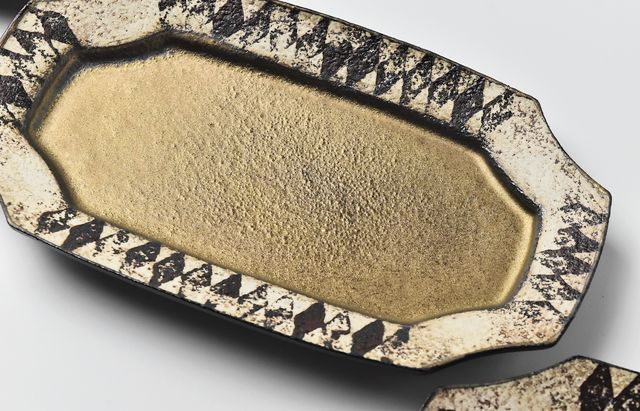 山本哲也 47 金彩釉印判入隅長皿A（裏面漆） ｜ 暮らしのうつわ花田 和