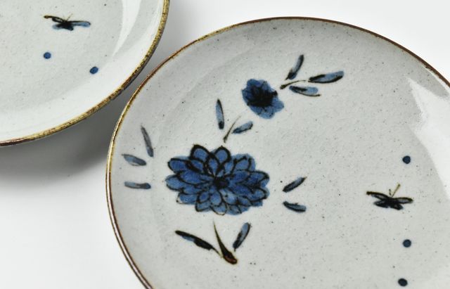 小林巧征 4寸皿（土）安南菊蝶文 ｜ 暮らしのうつわ花田 和食器 通販