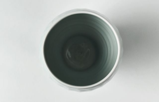 日展作家　鈴木紀文作　灰釉辰字文花器　瀬戸焼　足付き　華道 小田原で鈴木隆さんの作陶展 ミカンの枝から作る「蜜柑灰釉」の作品も