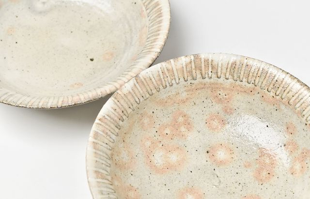古賀雄二郎 縁鎬5寸反り浅鉢 粉引【H】 ｜ 暮らしのうつわ花田 和食器 通販