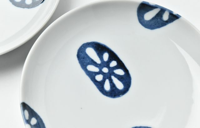 【美品】平安徳永造／染付山形・青白色 陶器 水差し（共箱付き） 徳永遊心 染付蓮根5寸皿 ｜ 暮らしのうつわ花田 和食器 通販