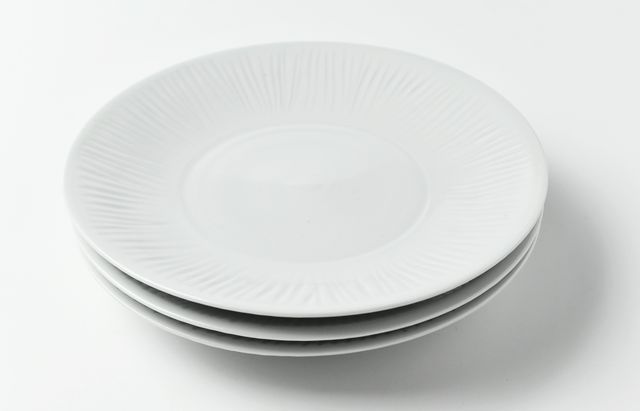 水野克俊 1 白磁しのぎ6寸皿 ｜ 暮らしのうつわ花田 和食器 通販