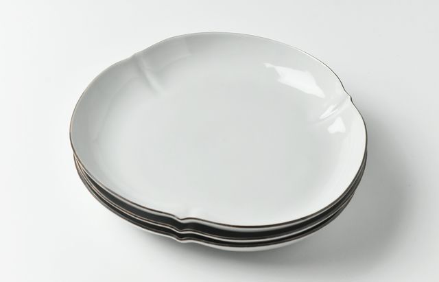 水野克俊 50 白磁口紅三ツ輪花変形皿 ｜ 暮らしのうつわ花田 和食器 通販