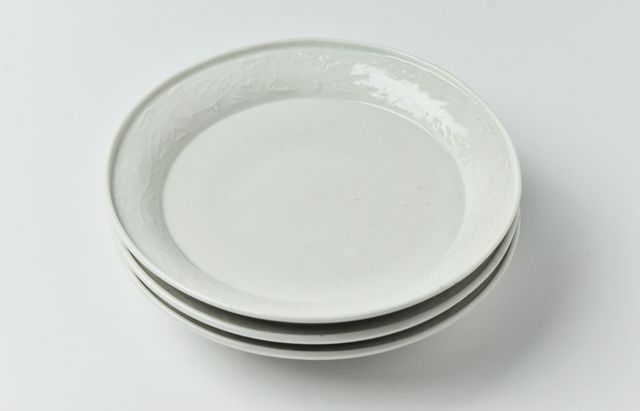 阿部春弥・みか 白磁陽刻唐草文5.5寸皿 ｜ 暮らしのうつわ花田 和食器 通販